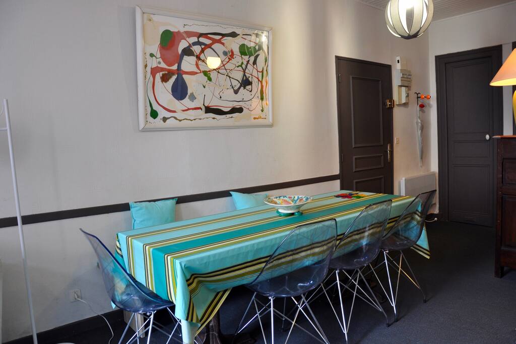 Grande table à manger pour 8 personnes