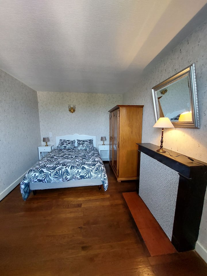 Chambre  3.
Lit 140x190
habitación con acceso a sala /sala de estar y cuarto de baño/aseo separado.