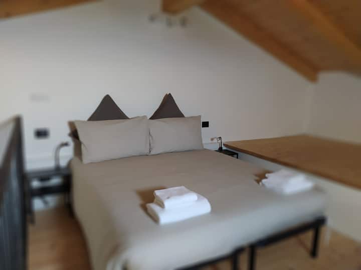 spálňa s manželskou posteľou v podkroví 