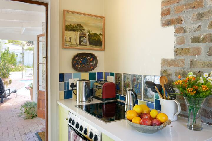 Charming garden cottage, central