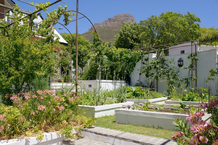 Charming garden cottage, central