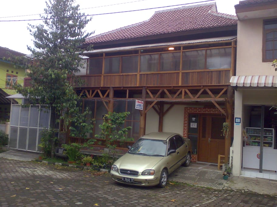 Disewakan Rumah  Kayu di Lantai 2 Houses for Rent in 