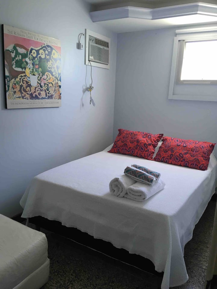 Quarto com ar conditioned e teto ventilátor 