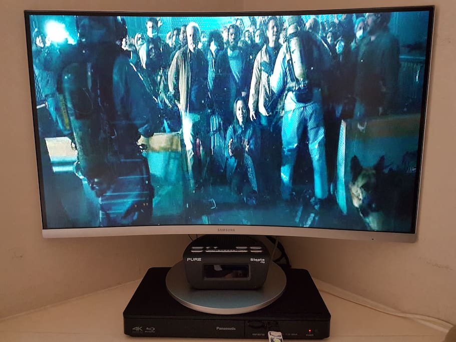 Curved 27" smart Samsung Hd tv/pc monitor and 4k Bluray player with USB. Dab radio alarm clock.
