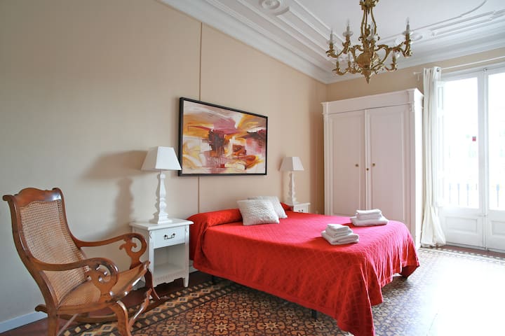 Trendy, cool 4BR apartment Eixample