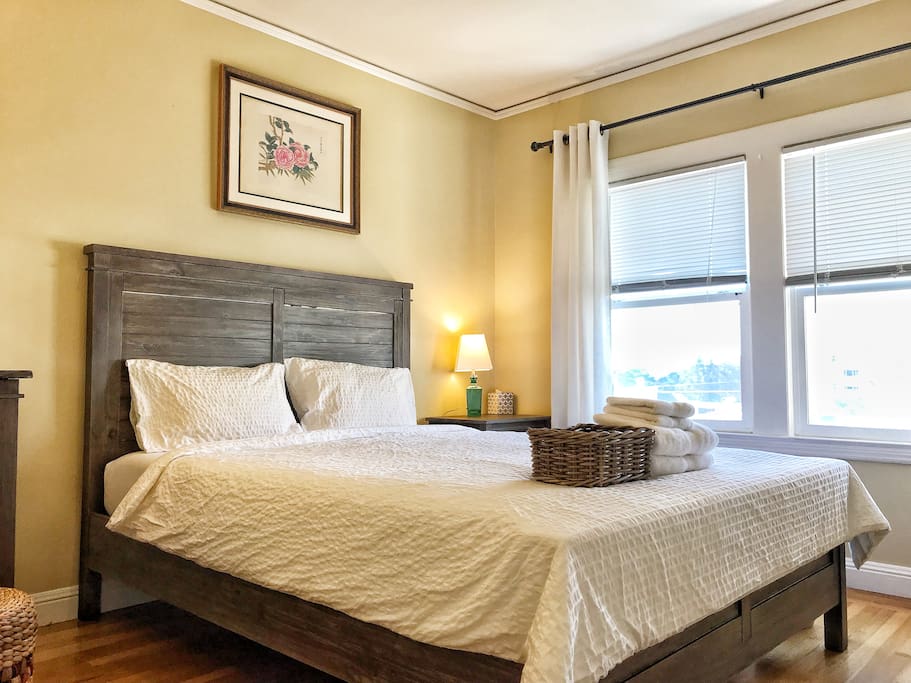 Queen size bed.