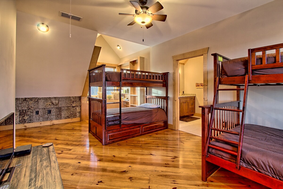 Соба на спрат со два комплета кревети на спрат и тркалце (4 близнаци и 1 двокреветна соба).