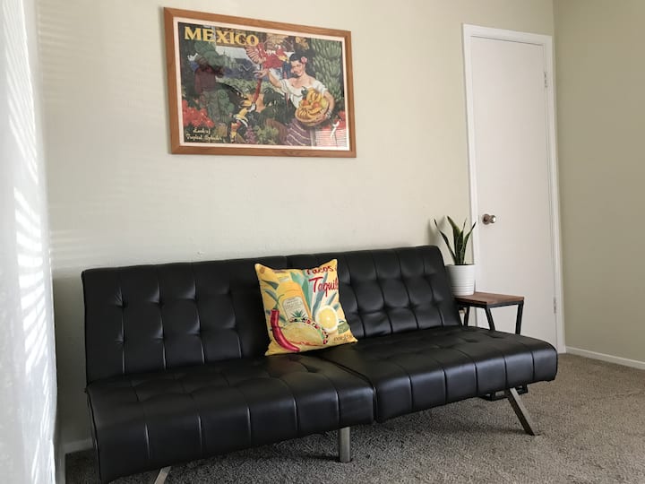 Kancelária/3. spálňa. Tento gauč sa môže pre väčšie pohodlie premeniť aj na dvojitú posteľ s pamäťovou penou. 