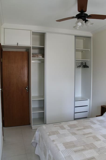 Bedroom storage / Armário embutido