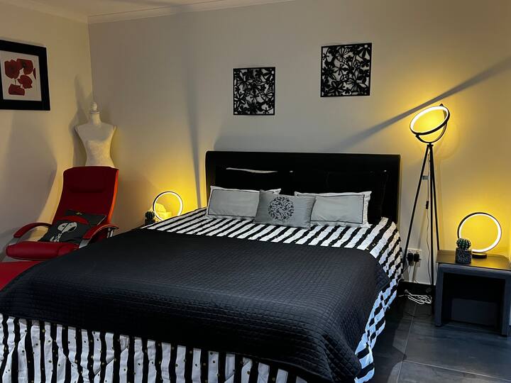 Avery útulná a pohodlná manželská posteľ .