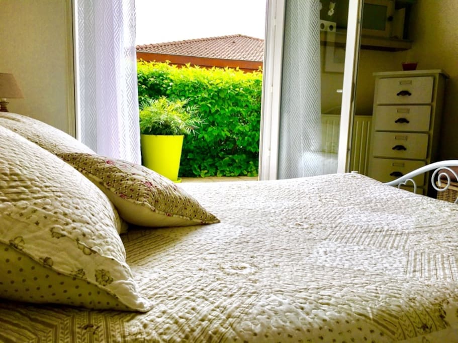 Réveillez-vous avec un superbe lever de soleil et un accès direct à la terrasse depuis la chambre.
