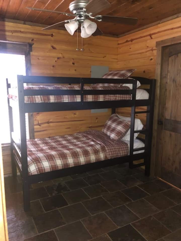 Спална соба бр. 3 со кревети и приватна бања