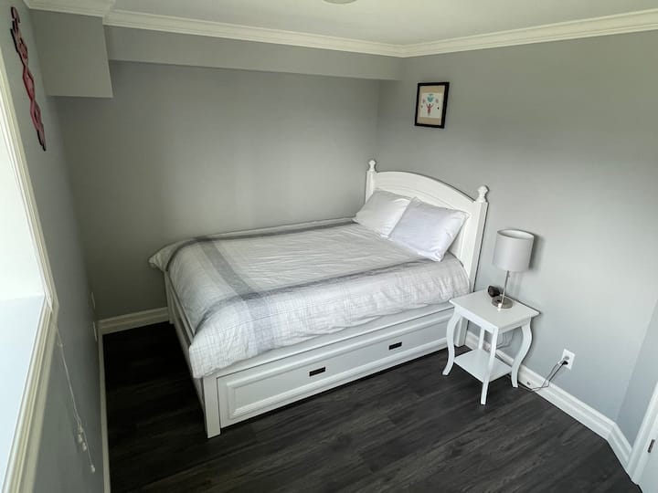 Kitanda maradufu katika chumba cha kulala viwili kwa nafasi ya ziada ya kulala