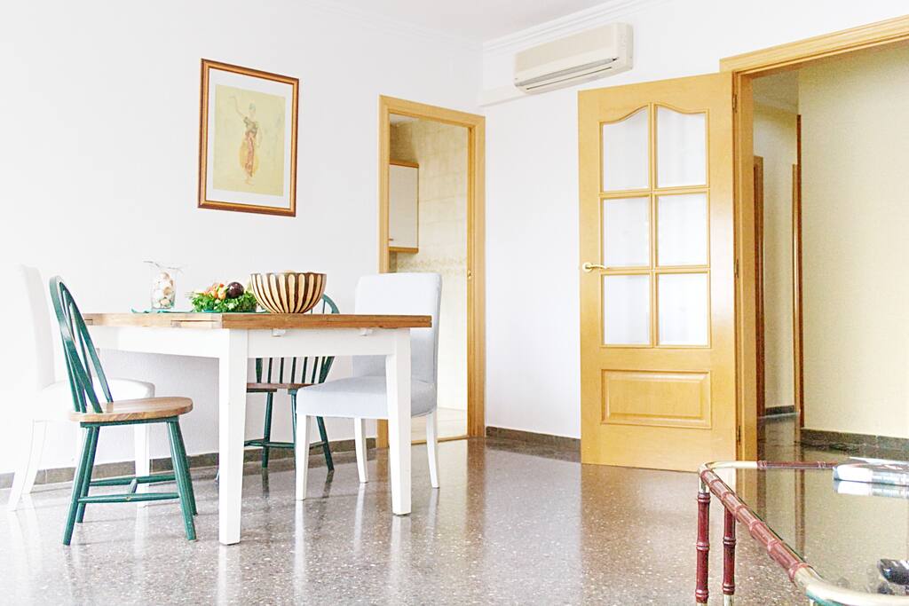 el salón - comunicada con la cocina y el balcón