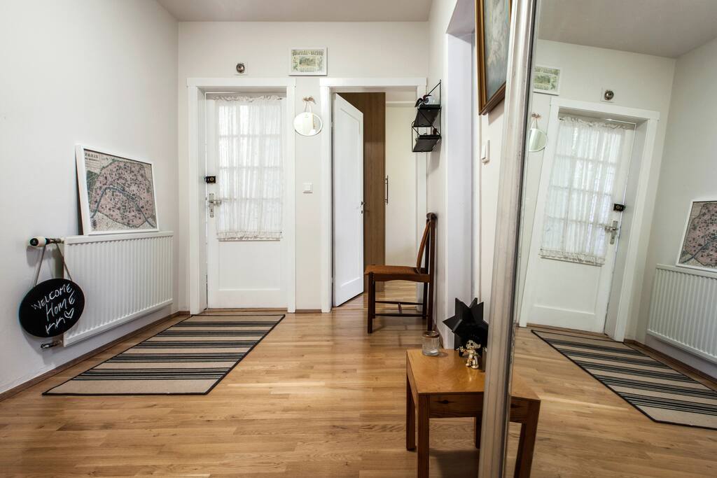 Foyer - walk in here :)