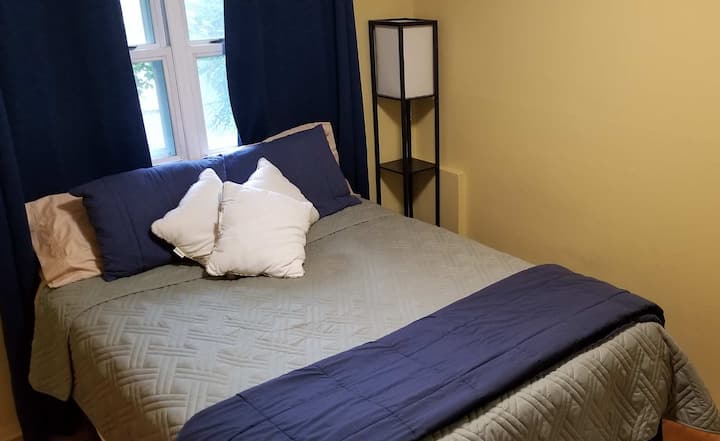 2号卧室-标准双人床和遮光窗帘。