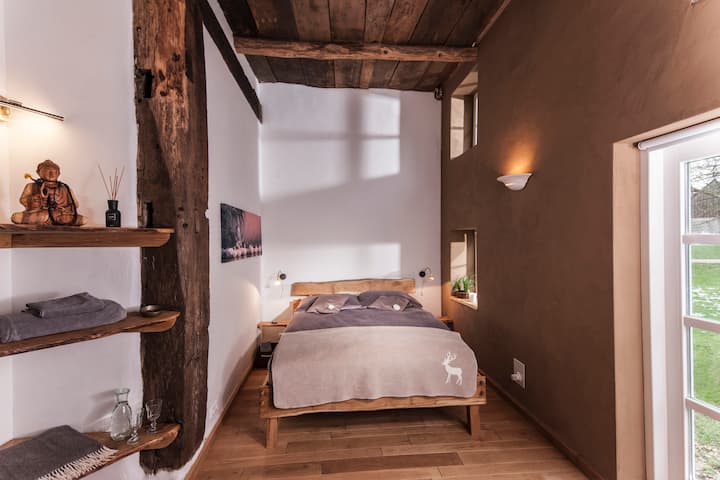 Chambre GAIA, chauffage au sol, lit en chêne, plâtre d'argile, salle de bain chic