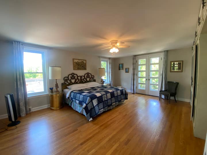 ห้องนอนใหญ่กว้างขวางพร้อมเตียงคิงไซส์และห้องน้ำเต็มรูปแบบ