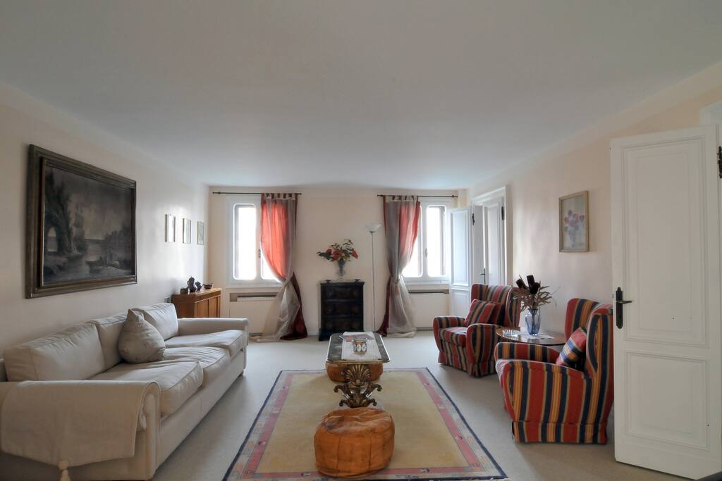 Living room overlooked on the Grand Canal