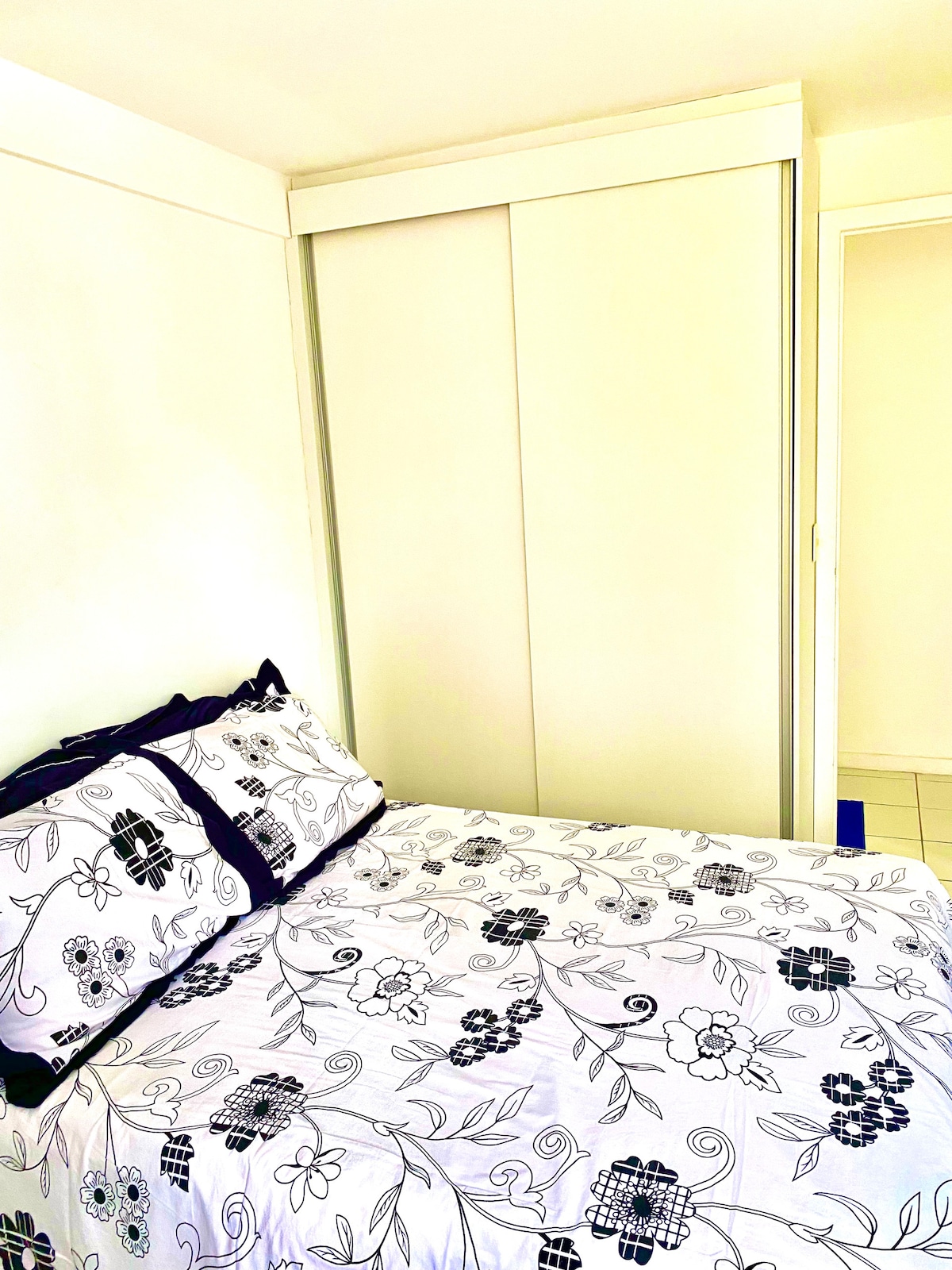 极佳的双人床，配备漂亮的双人床套装和32 *智能电视和空调；衣柜！