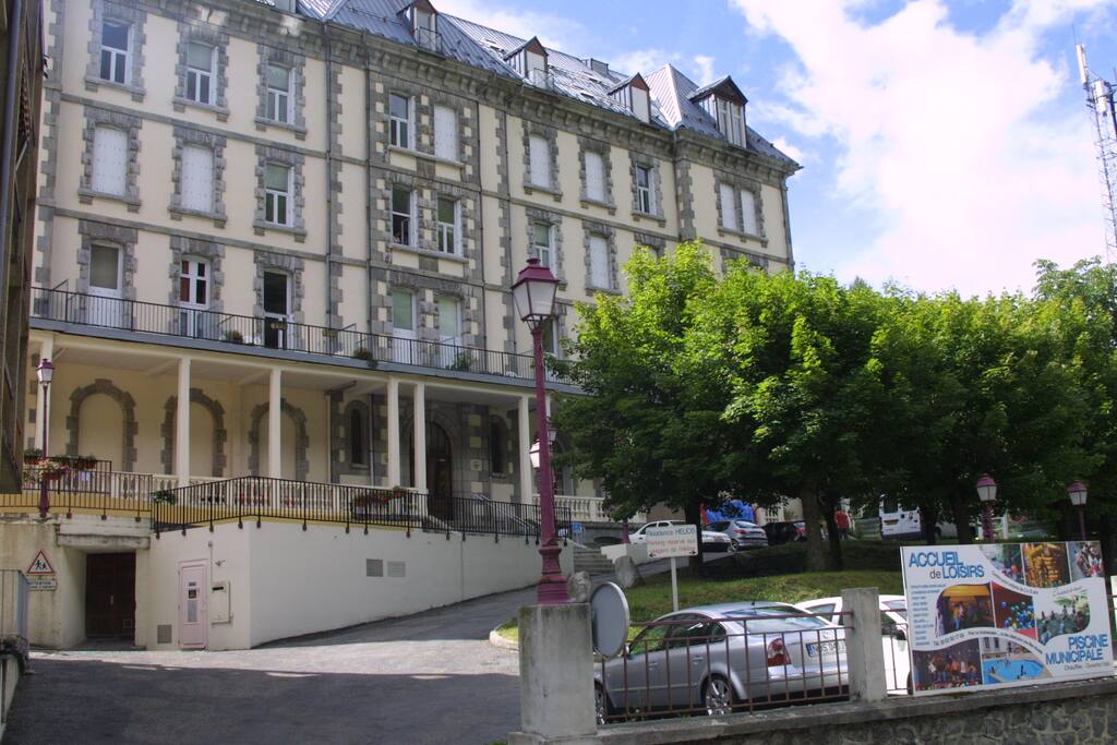 La résidence Helios où se trouve l'appartement. Dotée d'un parking extérieur gratuit. Le centre de loisirs et la piscine municipale de plein air sont au rez de chaussée de la résidence.
