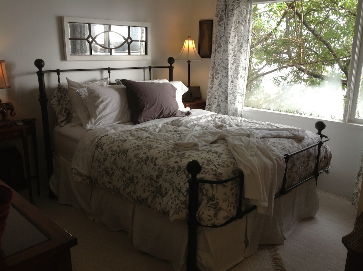 Master Bedroom with attached bath, Flat Screen TV and water views