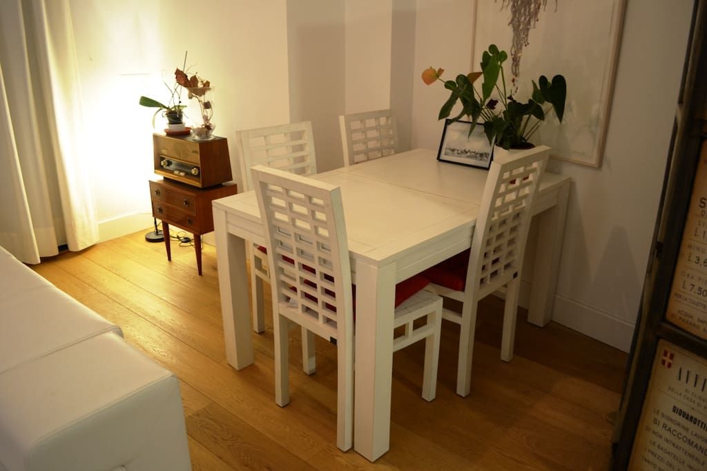 Hay una zona de comedor, con mesa y cuatro sillas