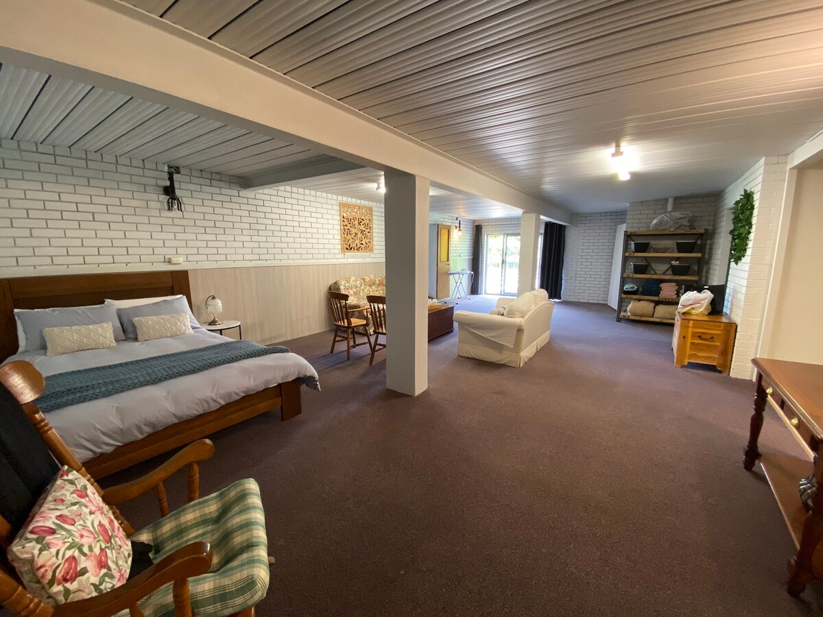 Otvorený život, spálňa, salónik