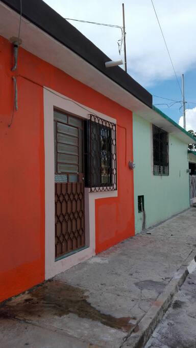 Puerta de entrada de la calle.