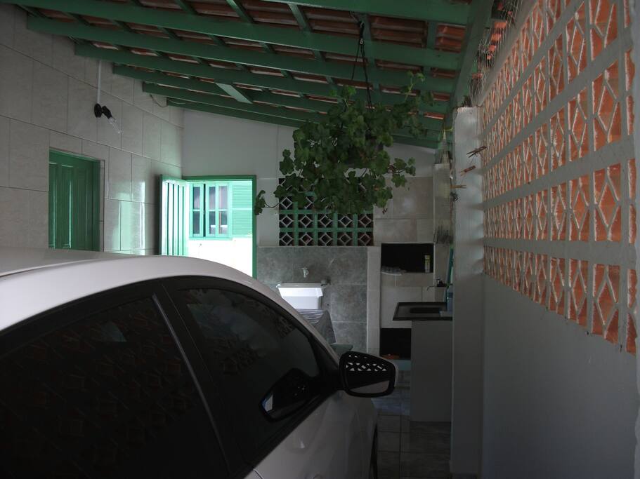 garagem coberta com churrasqueira