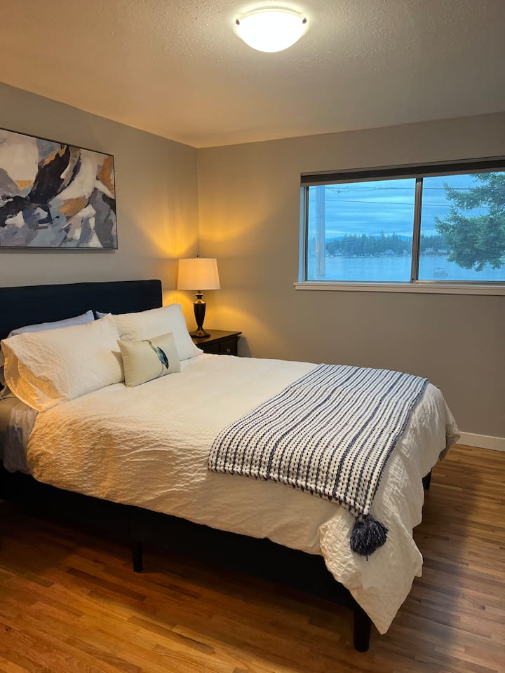 Საძინებელი #2
152 × 203 სმ ზომის საწოლი.
Ხედი Lake Tapps, Mount Rainier და კასკადის ქედი.
100% ბამბის ფურცლები.