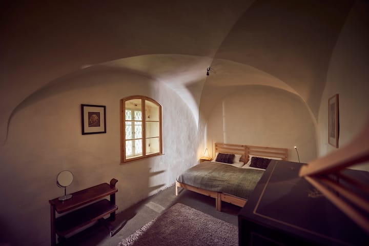 Chumba kilichofunikwa kwenye ghorofa ya chini