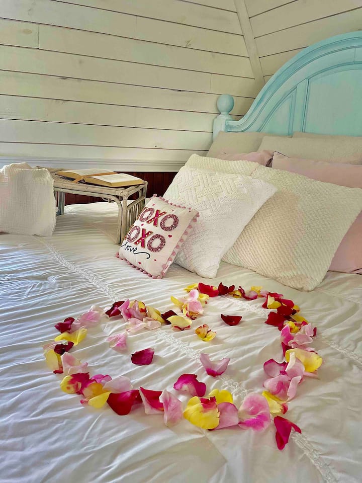 ROMANCE PACKAGE: Rose petals 