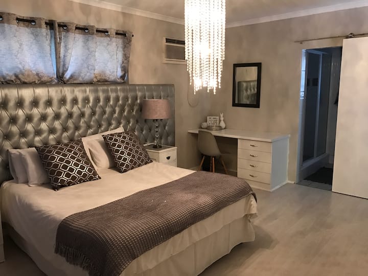 Luxury Spacious Garden Cottage