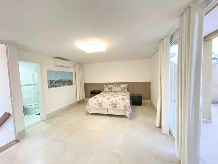 Главен апартман со брачен кревет на третиот кат од домот. 