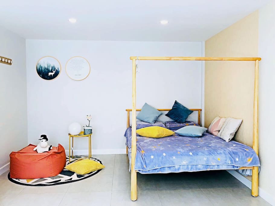 This is the room"Autumn" of 42 sq M and queen size bed with Latex Mattress Bed and 49 inch LED TV set. Autumn房间面积42平米,配有1.5m双人床,健康舒适的乳胶枕及乳胶床垫。房间内配有49寸的电视机,可看中文网络电视。有独立卫生间。