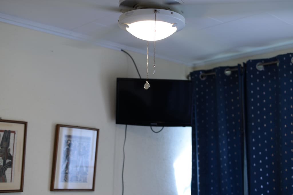 Una de las habitaciones disponibles cuenta con televisión por cable y conexión a Netflix.