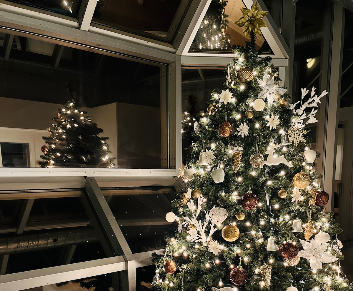 Luxury Port Carling Cottage w/boathouse & Hottub Cottages for Rent in Port Carling, Ontario