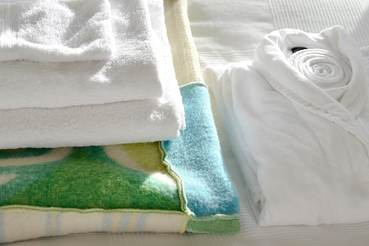 יש מגבות רכות וחלוקי רחצה