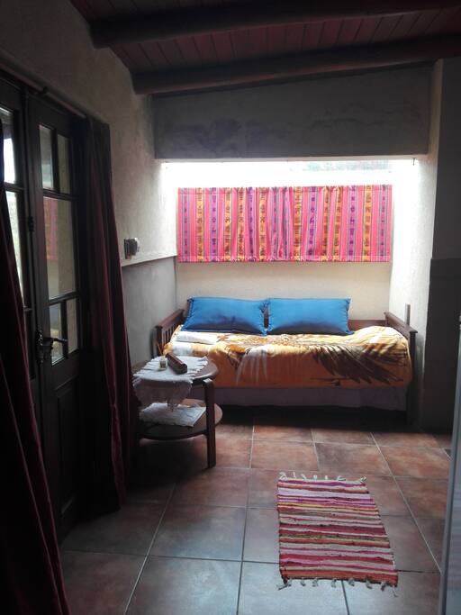Cama en Living con Techo de Vidrio