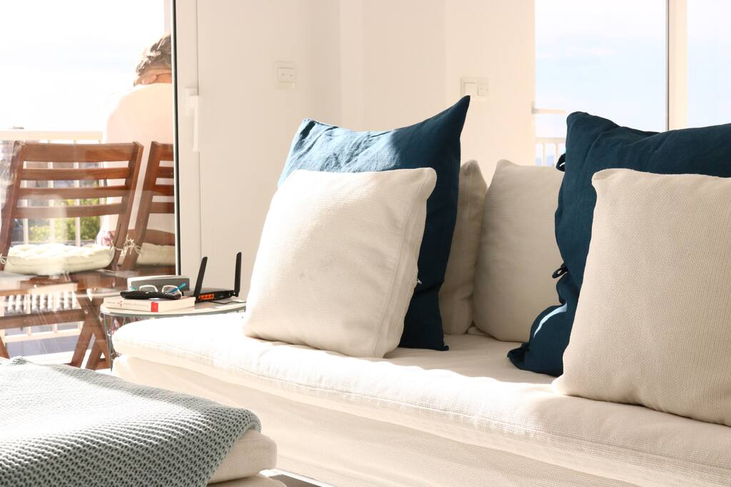 Salón con cocina americana y salida a la terraza con vistas al mar.