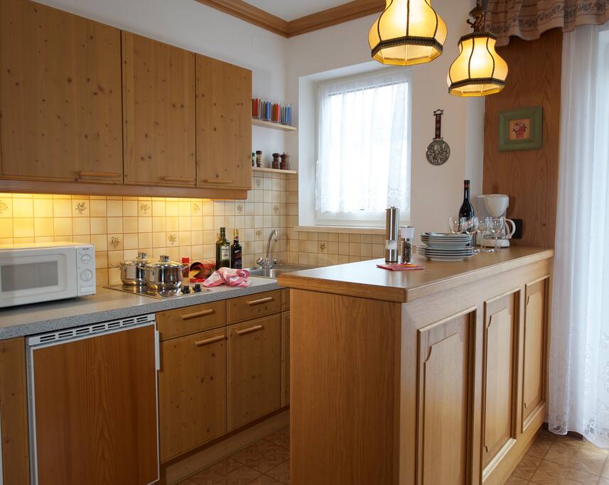 Küche // mit Mikrowelle und Kühlschrank