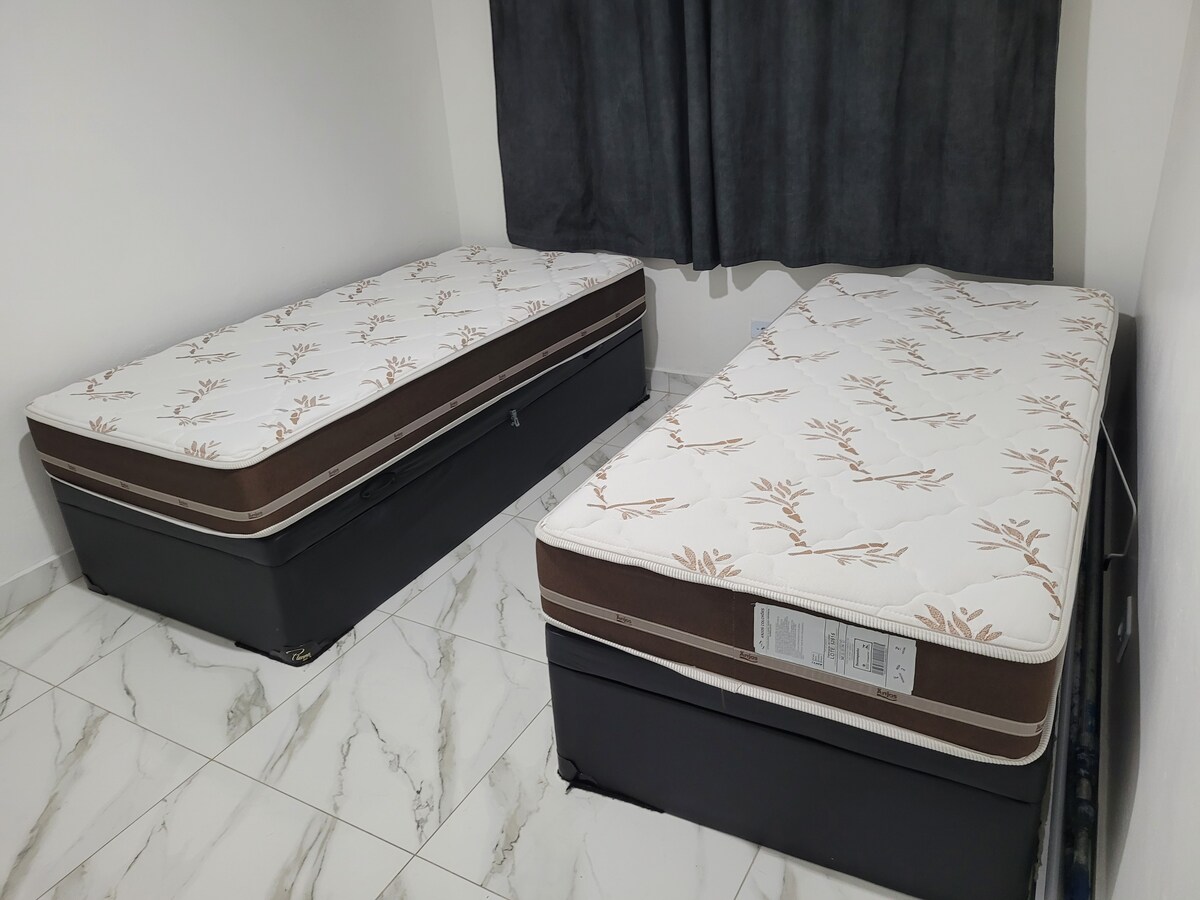 全新的床垫和一张箱式床。 只需铺上床单即可。
