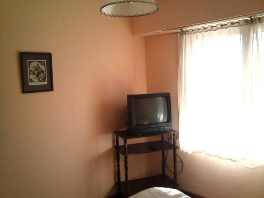 Dormitorio con TV, muy iluminado