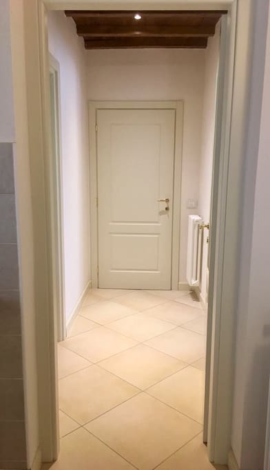 Disimpegno tra cucina, camera matrimoniale e bagno.