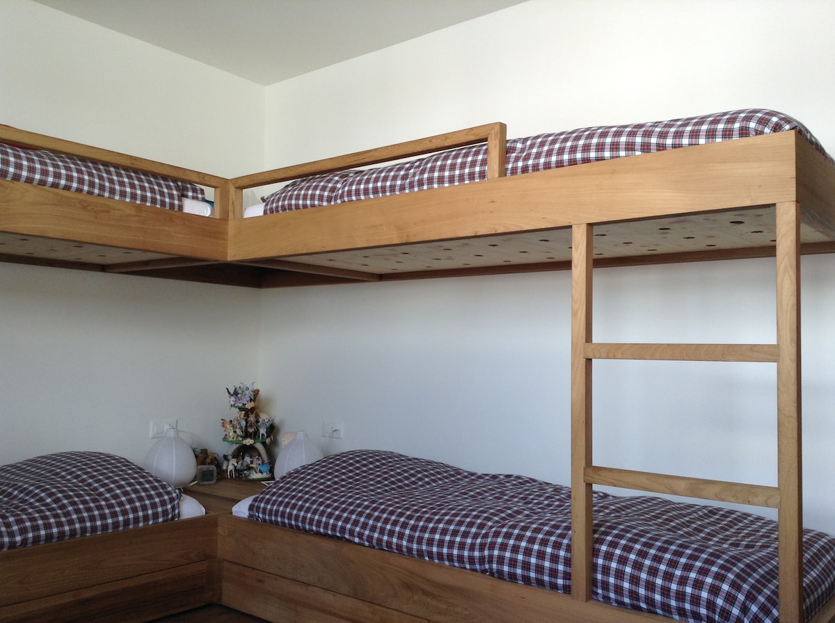 Стая с 4 легла и директен достъп до банята