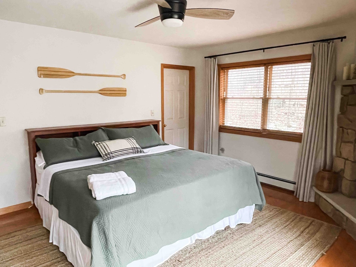 主卧，配备步入式衣柜和套房浴室。加大双人床。 