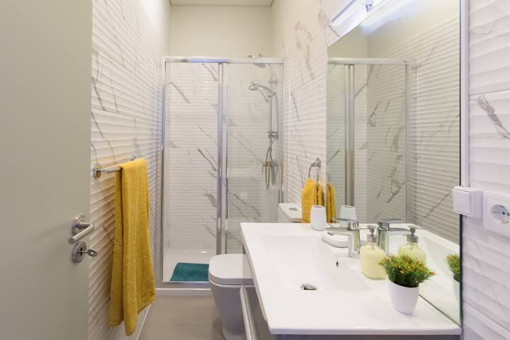 Luz & Alegria Place – your Porto House w/ parking! gallery image 4