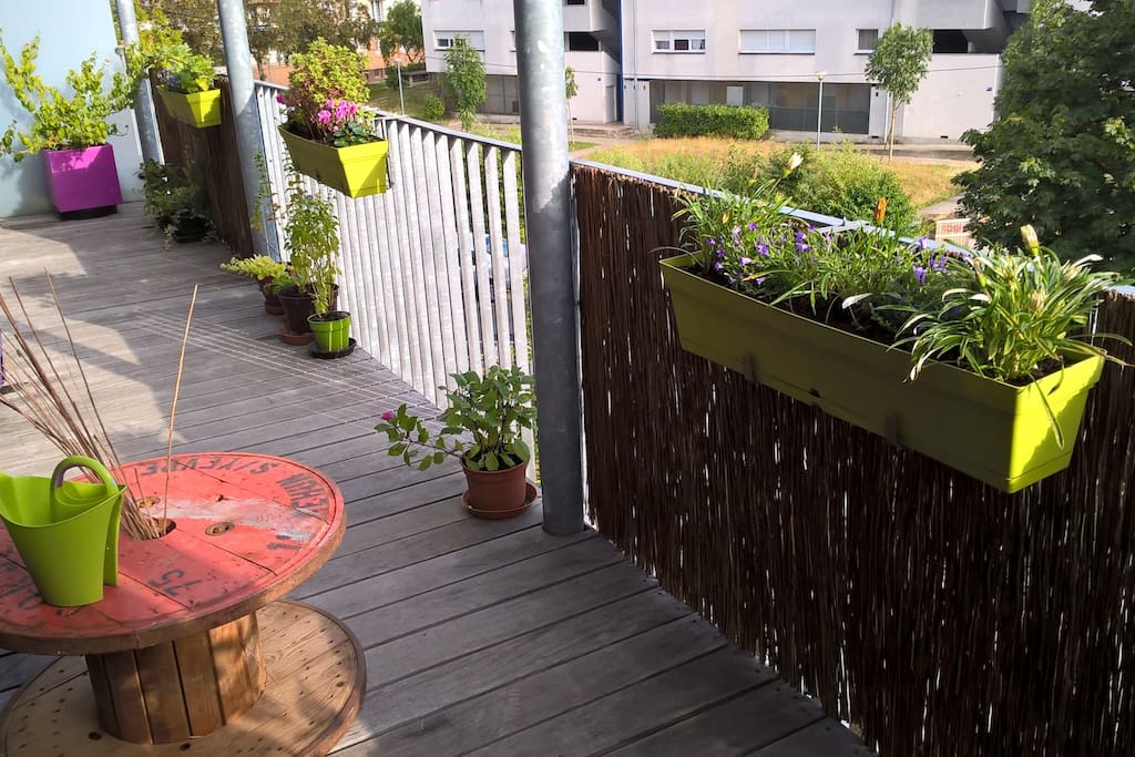 Le balcon est filant, on y accède par le salon, la cuisine et la chambre