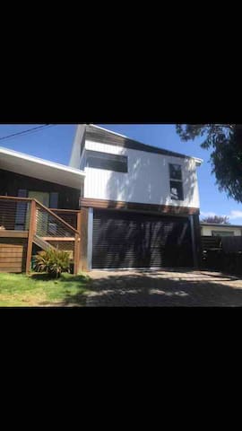 Entire home, sleeps 8, 15 min walk to beach